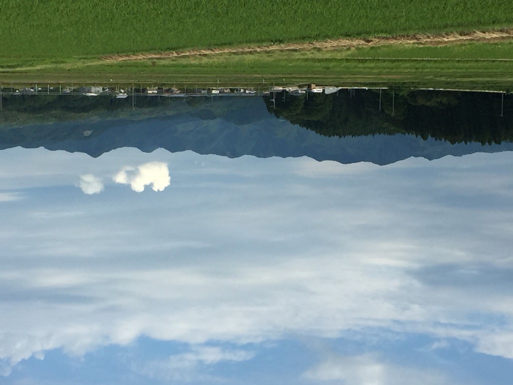 不思議な雲とオーロラのような空